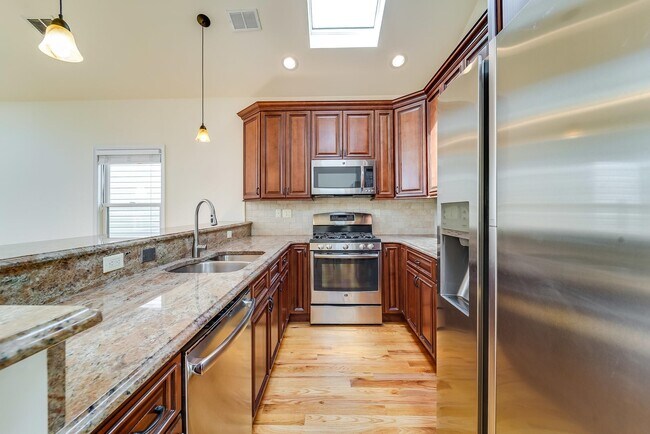 Building Photo - 42 Zabriskie St