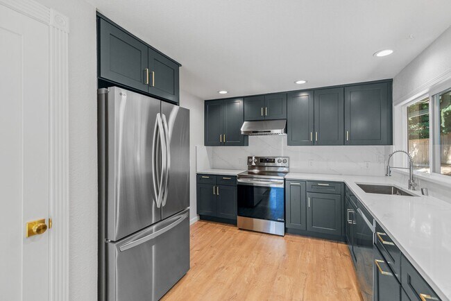 Foto del edificio - 3 bedroom 3 bath Finn Hill Kirkland