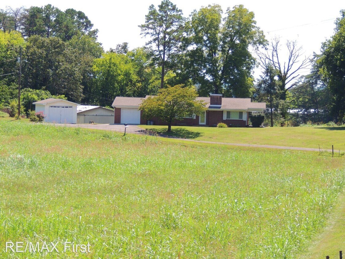 3 br, 1.5 bath House 3027 Samples Rd. House Rental in Louisville