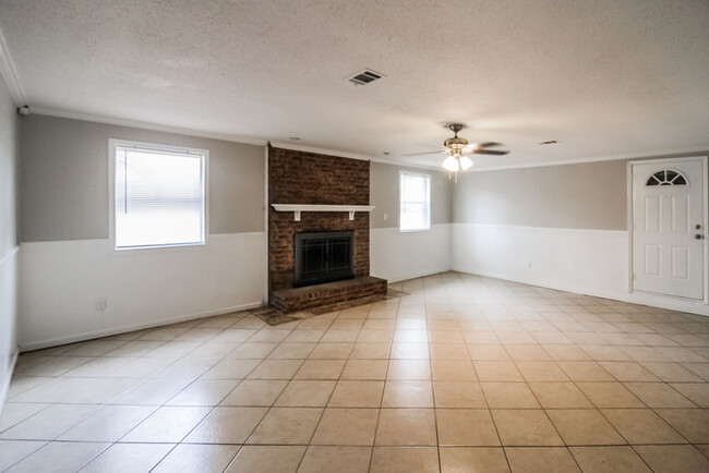 Building Photo - Lovely Three Bedroom