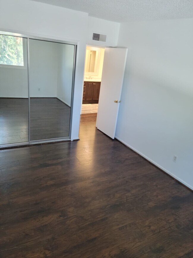 Building Photo - 15542 Sherman Way
