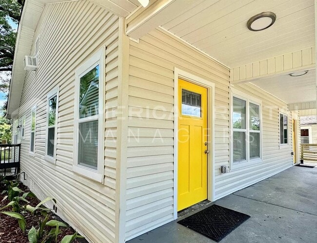 Building Photo - Check out this 4 bed / 2 bath home! Availa...