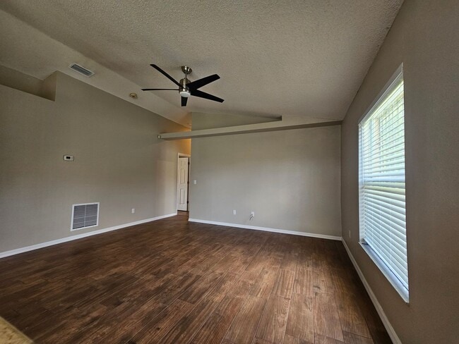 Building Photo - Welcome home to this great 3 bedroom, 2 ba...