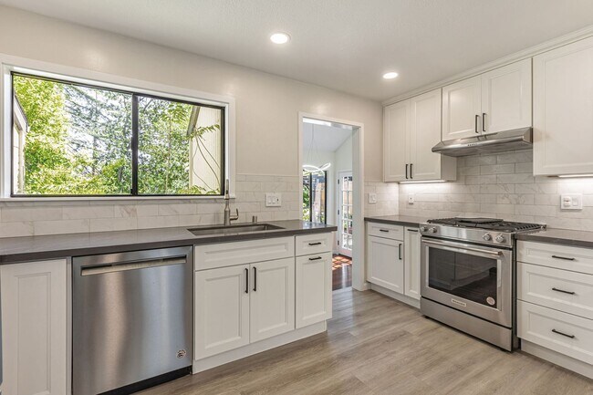 Foto del edificio - Beautiful Remodeled 3 Bedroom Townhome