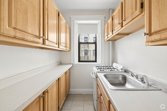 1BR, 1BA - 500SF - Kitchen - Commonwealth Apartments