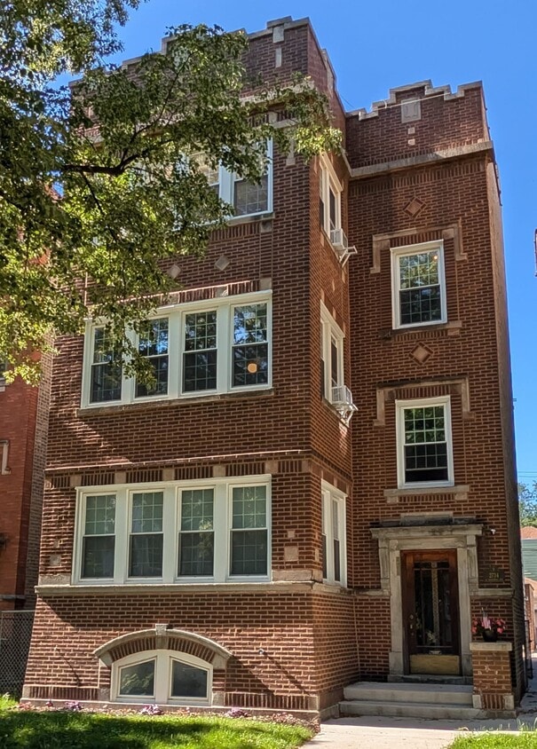 Photo - 2734 W Winnemac Ave (Chicago, IL)
