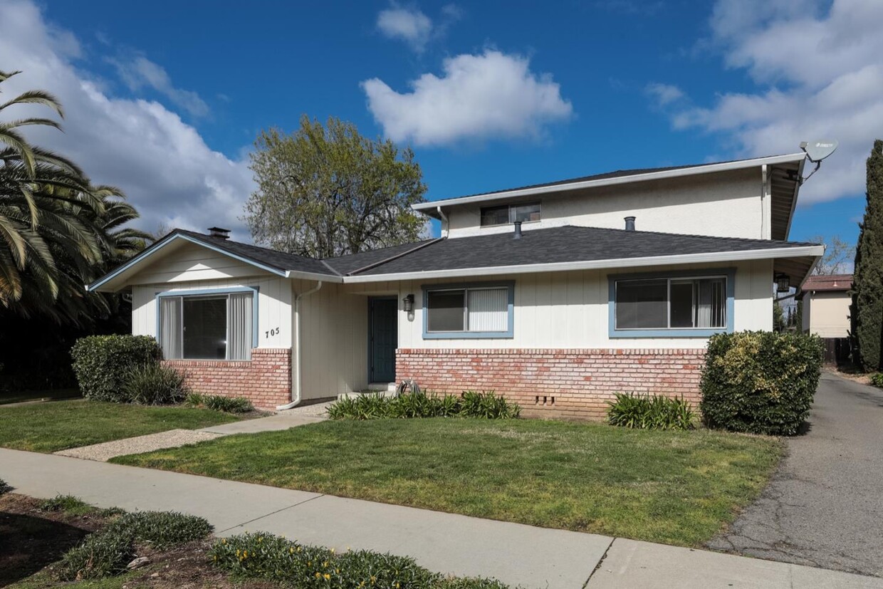 Primary Photo - 705 Nido Dr