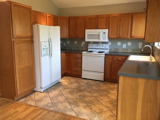 Building Photo - Comfortable 4 bed 2 bath Broomfield Home Available  Now!