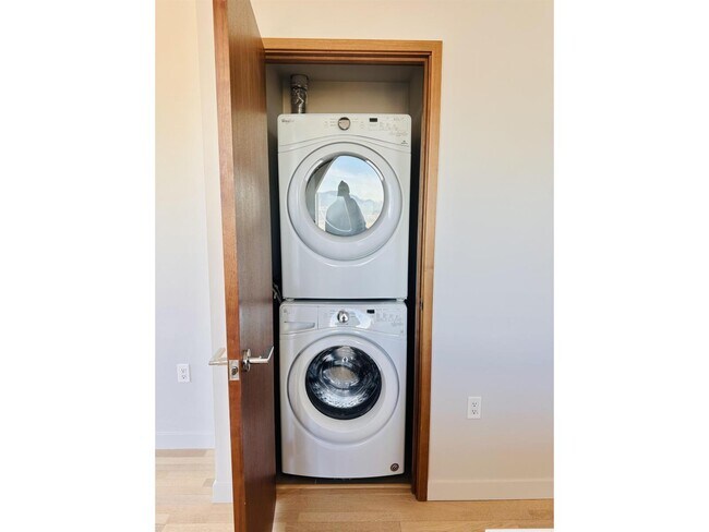 Photo du bâtiment - 13495 Central Ave