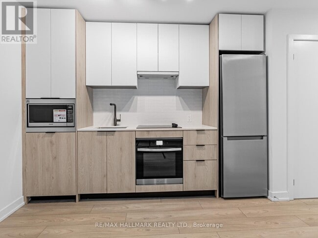 Building Photo - 1007 The Queensway