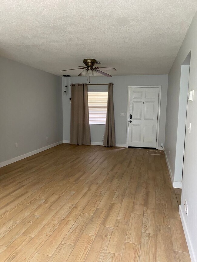 Building Photo - 2 bedroom 1 bath Duplex