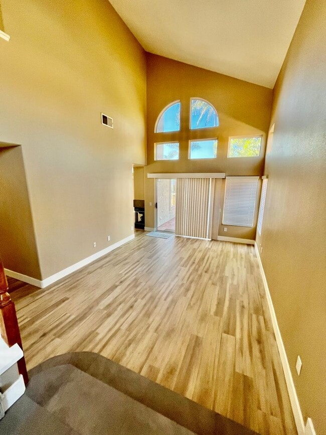 Foto del edificio - Bright and spacious 3 bed / 3 bath single-family home in the desirable Rancho Del Oro area of Oce...