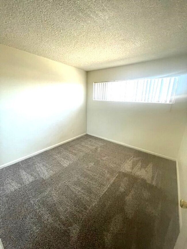 Foto del edificio - Renovated Upstairs 1 bedroom, Low move in ...