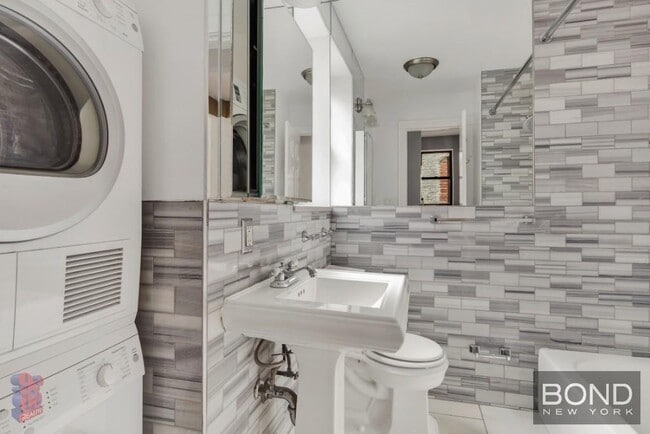 Building Photo - 252 Mott St