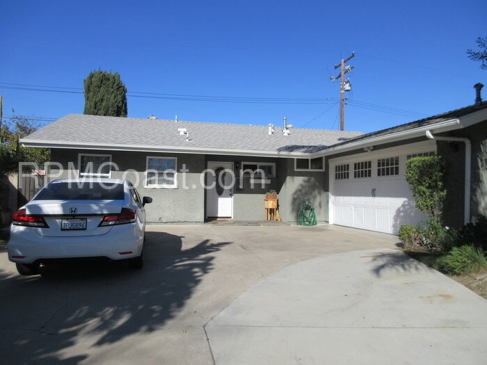 Foto principal - 3 bed 2 ba - SFR Near Centennial Park