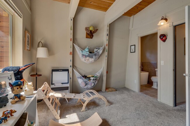 Building Photo - Tahoe City 5 Bedroom Ski Lease