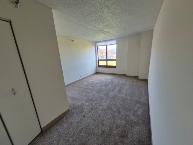 Foto del edificio - 5885 Forest View Rd