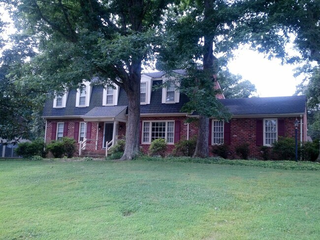 Foto del edificio - Chesterfield 4 bed 2.5 bath Colonial Style...