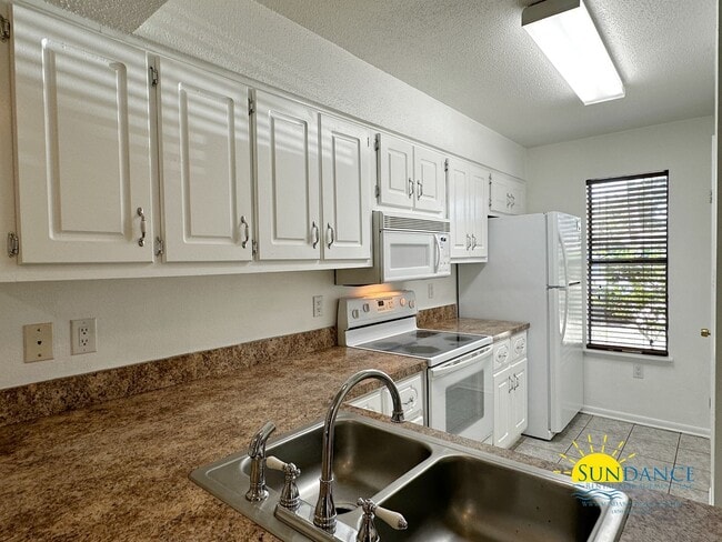 Building Photo - Charming 2 Bedroom Townhouse Located in FWB!