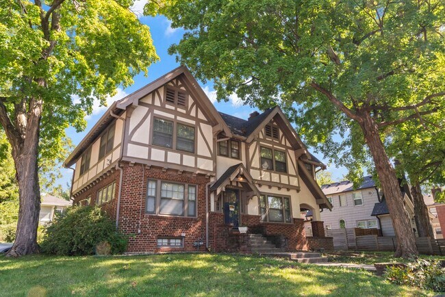 Building Photo - Charming 3-Bed Home Near UMKC with Hardwoo...