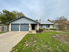 Building Photo - 1409 Farhills Dr
