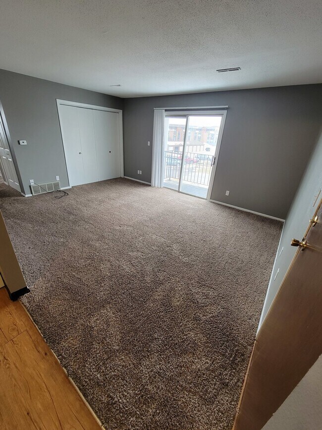 Building Photo - 2 Bedroom | 1 Bathroom Unit in Waterloo Av...