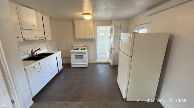 Building Photo - 908 1/2 W Cucharras St-