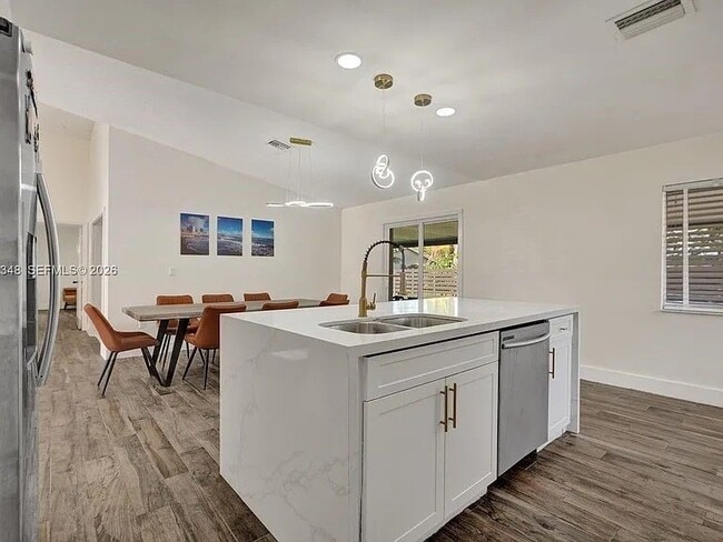 Building Photo - 1250 SW 6th Ave