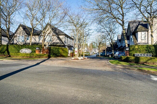 Photo du bâtiment - 18883-18865 65 Ave