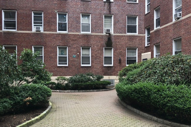 Building Photo - 8 Larchmont Acres