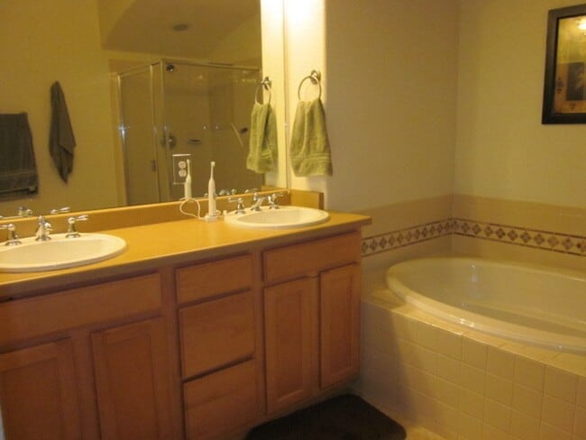 Building Photo - Beautifully Updated 3Bed/3Bath Townhome!