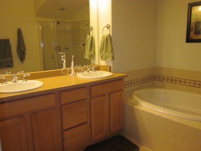 Foto del edificio - Beautifully Updated 3Bed/3Bath Townhome!