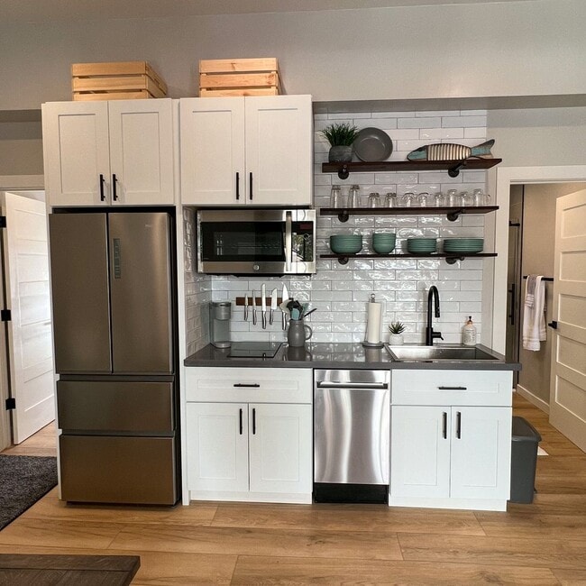 Building Photo - CALL FOR SPECIAL!!!Open for FALL and Winter!! Private Beach!!!  FULLY FURNISHED! Simplicity in a ...