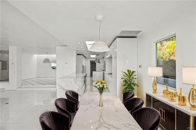 Foto del edificio - 1046 N Hillcrest Rd