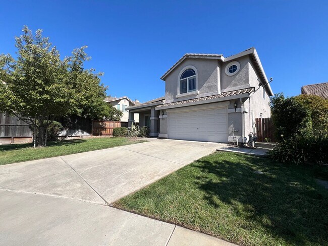 Building Photo - Spacious, Beautiful Elk Grove Home on a Cu...
