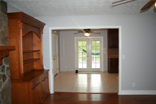 Building Photo - 5855 Maple Creek Dr