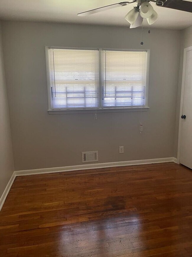 Foto del edificio - Charming 3-Bedroom Home with Ample Space -...