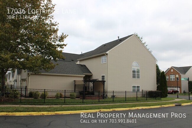 Foto del edificio - Brick Front Two Car Garage with Fenced Rear