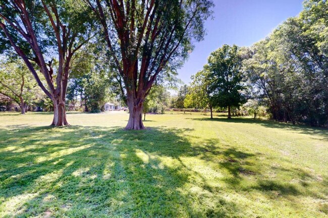 Building Photo - 118 Miller St