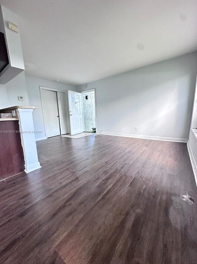 Foto del edificio - 3930 NW 87th Ave