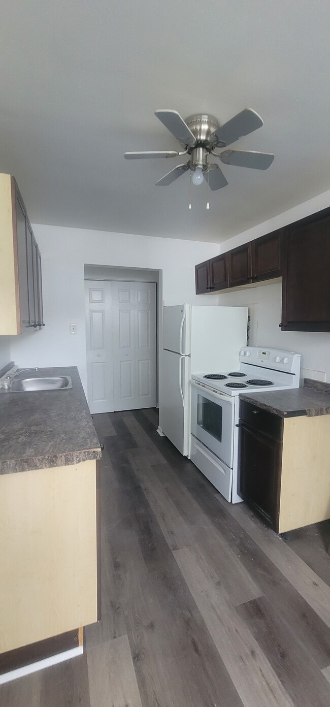 Building Photo - 148 Roxborough Ave