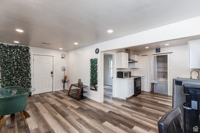 Building Photo - Newly updated 3 bedroom Salt Lake home is ...
