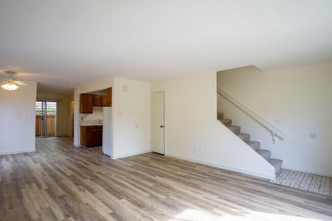 Foto del edificio - Updated Two-Story Townhouse with Everything You've Been Looking For!
