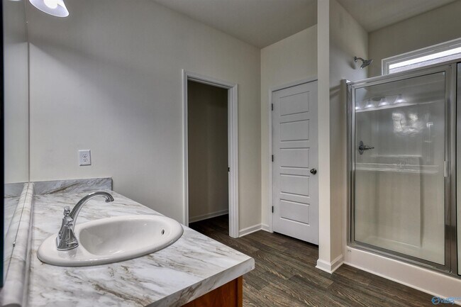 Foto del edificio - 115 Lincoln Gray Cir