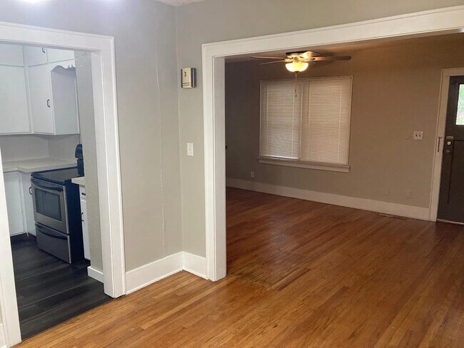Foto del edificio - 3 bed 1 bath home for rent