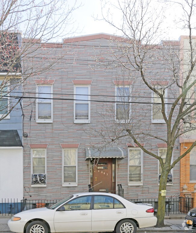 Foto del edificio - 6803 Forest Ave