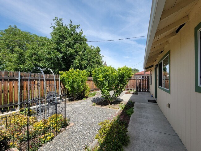 Building Photo - Cute Tiny Home for Rent
