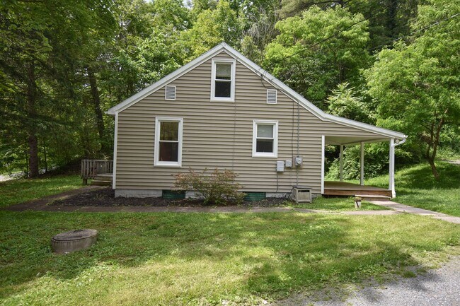 Foto del edificio - Two Bedroom Home with Driveway & more!