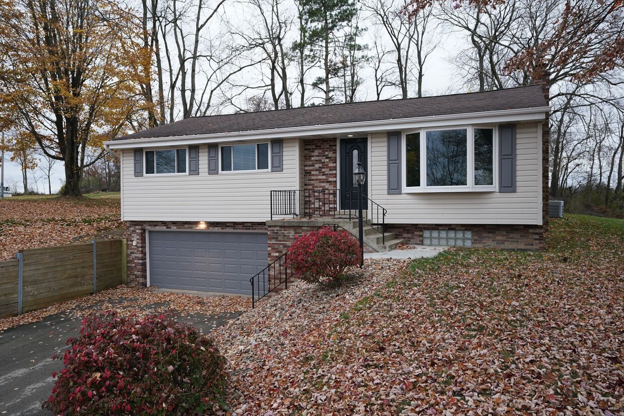 Foto principal - Updated 3 Bed 1 Bath in North Allegheny Sc...