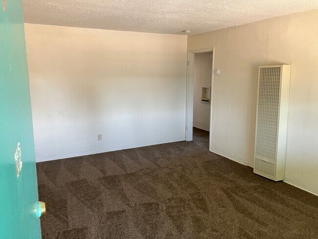 Building Photo - Move in ready home! HUD Approved